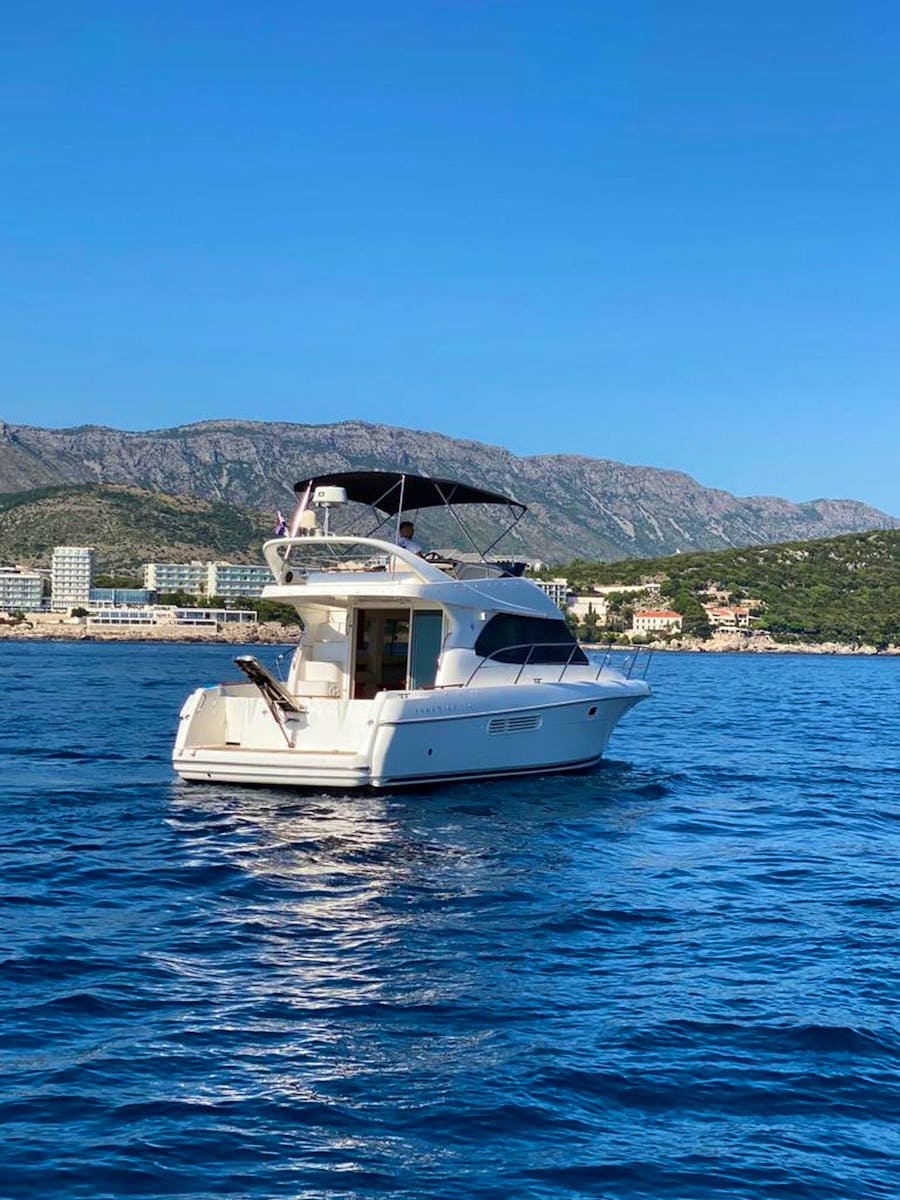 dubrovnik_prestige_36_fly_motoryachts_for_day_tours_and_transfers-005.jpg